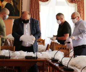 Jarosławianie otrzymują maseczki
