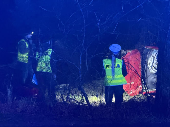 Makabryczne dachowanie auta na Mazowszu. 41-latek zginął uwięziony w blaszanej pułapce