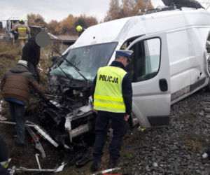 Groźny wypadek na torach w Grześce. Z busa nic nie zostało...