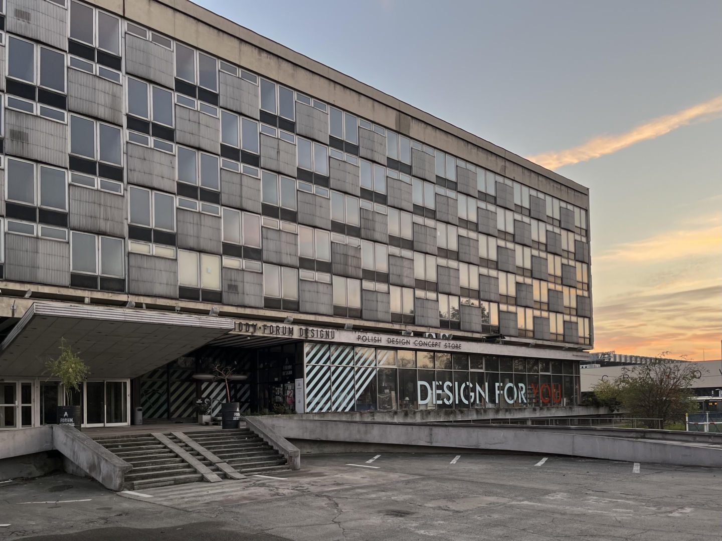 Hotel Cracovia w Krakowie się sypie