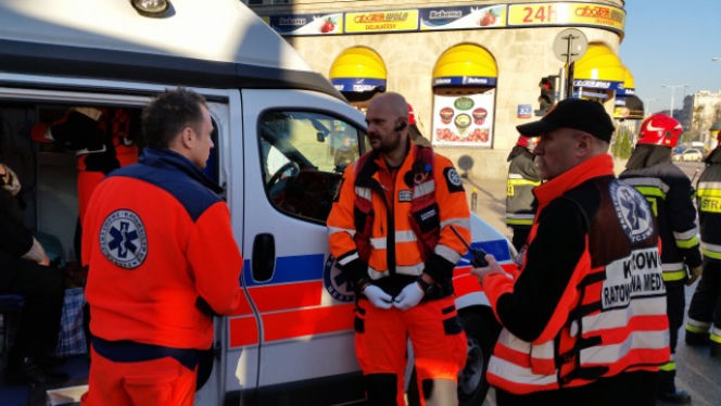 Warszawa zablokowana! Czołowe zderzenie tramwajów na skrzyżowaniu Solidarności i Jana Pawła przy kinie Femina