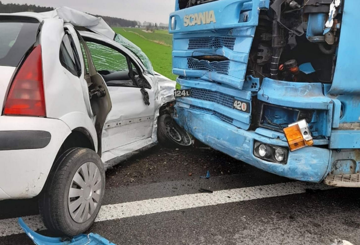 Koszmarny wypadek pod Makowem Mazowieckim! 2-latek z citroena zabrany przez śmigłowiec [ZDJĘCIA]