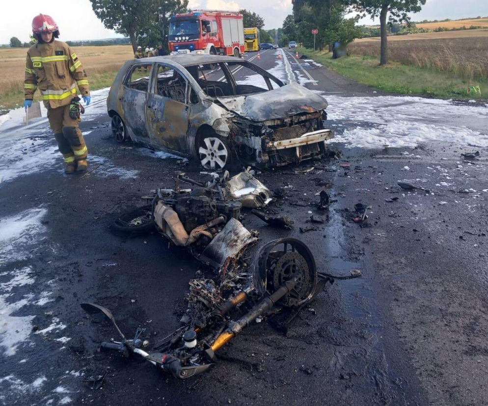 Horror na drodze krajowej. Auto i motocykl stanęły w ogniu po zderzeniu. Spłonęły doszczętnie