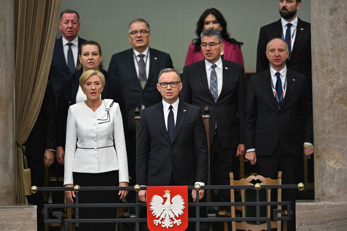 Agata Duda z kokardą na ramieniu w Sejmie