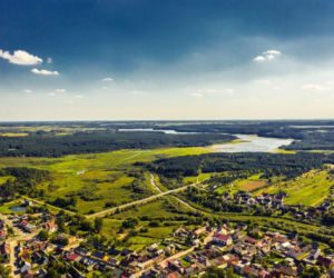 Mała wieś w Świętokrzyskiem, do której ściągają tłumy. Nie dla atrakcji turystycznych