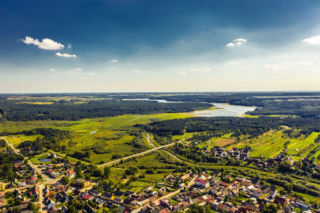 Mała wieś w Świętokrzyskiem, do której ściągają tłumy. Nie dla atrakcji turystycznych