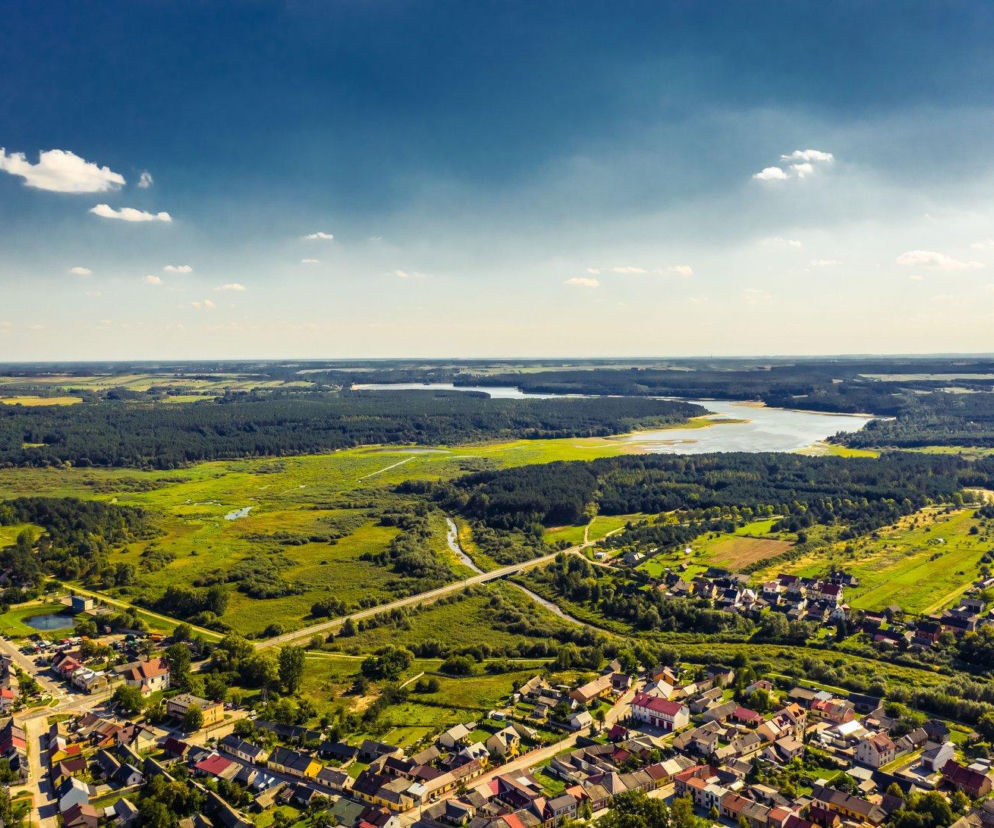 Mała wieś w Świętokrzyskiem, do której ściągają tłumy. Nie dla atrakcji turystycznych
