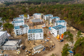 Zabytkowy dworek w Otwocku otoczony blokami. Jak owieczka przez zgraję wilków