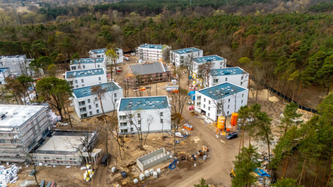 Zabytkowy dworek w Otwocku otoczony blokami. Jak owieczka przez zgraję wilków