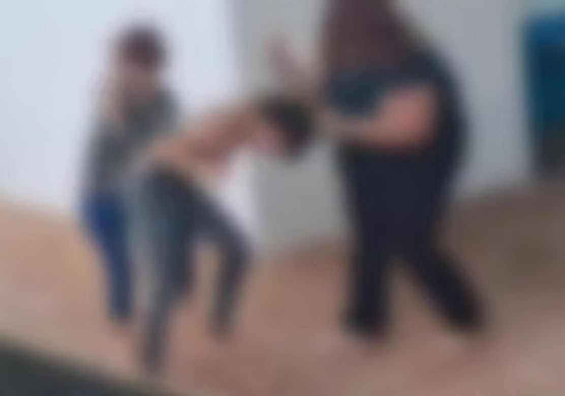 15-latki pobiły koleżankę i rozebrały ją na szkolnym korytarzu! Wideo w sieci