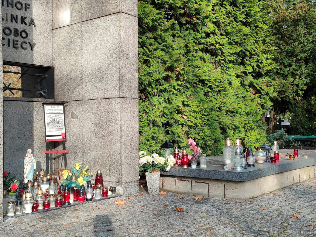 Cmentarz „Doły”. Łodzianie zadbali o to miejsce [ZDJĘCIA]