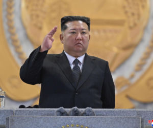 Kim Dzong Un grozi nagłym uderzeniem i unicestwieniem wrogów. Pokazał wyrzutnie rakietowe