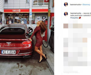 Anna Mucha wygina się  sexownie  przed samochodem