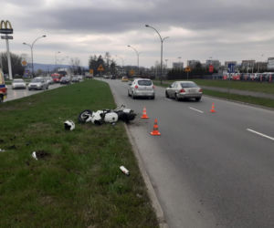 Po zderzeniu z fordem, yamaha wylądowała na pasie zieleni. Motocyklista w szpitalu