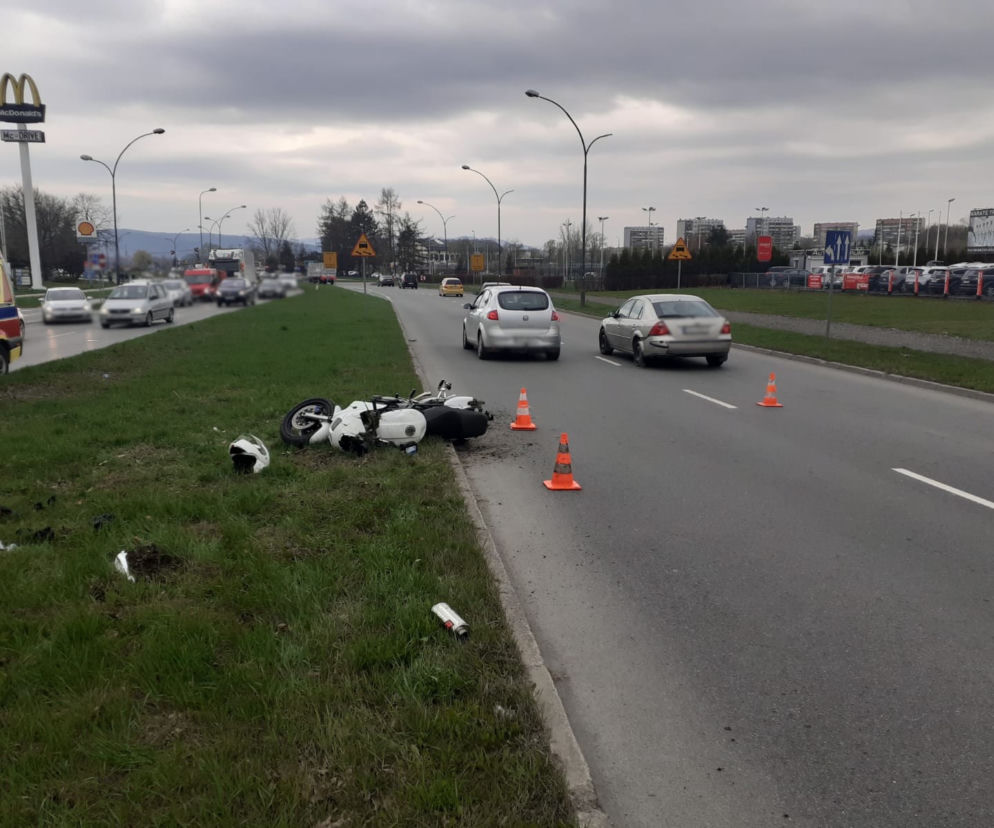Po zderzeniu z fordem, yamaha wylądowała na pasie zieleni. Motocyklista w szpitalu