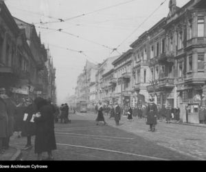 Fragment ulicy. Widoczni przechodnie, policjant kierujący ruchem. W tle tramwaj /1925 - 1939 