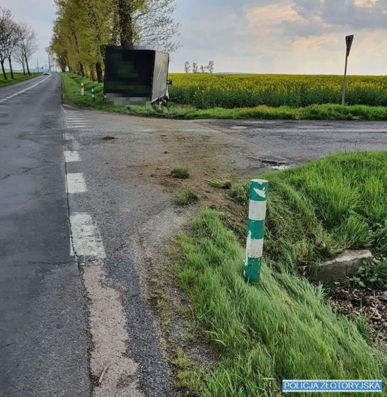 Wjechał do rowu, niemal PRZEFRUNĄŁ przez skrzyżowanie i zniszczył znak drogowy. Powodem nadmierna prędkość [ZDJĘCIA]