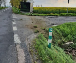 Wjechał do rowu, niemal PRZEFRUNĄŁ przez skrzyżowanie i zniszczył znak drogowy. Powodem nadmierna prędkość [ZDJĘCIA]