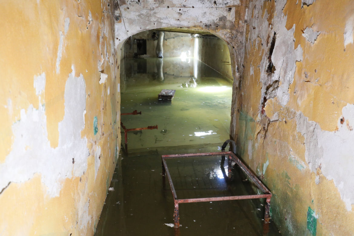 Podziemia pod kamienną trybuną na placu Defilad