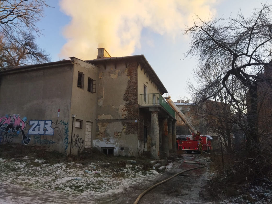 Pożar w Lublinie. Płonie kamienica przy Wesołej. Trudna akcja strażaków [ZDJĘCIA]