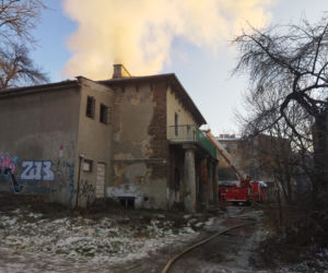 Pożar w Lublinie. Płonie kamienica przy Wesołej. Trudna akcja strażaków [ZDJĘCIA]