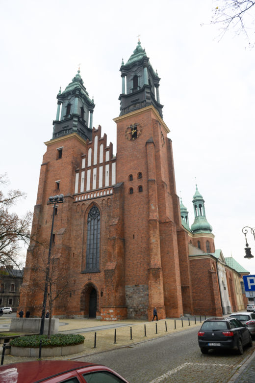 Pochowali arcybiskupa ukradkiem