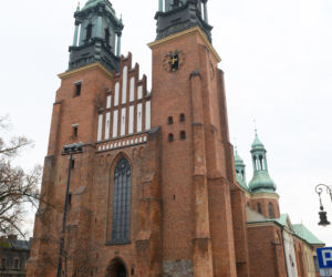Pochowali arcybiskupa ukradkiem