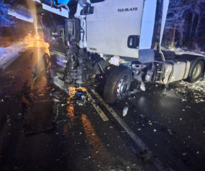 Łódź. Śmiertelny wypadek na DK 71. 47-latek z toyoty wjechał pod tira