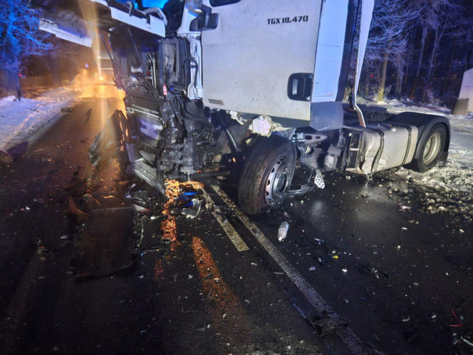 Łódź. Śmiertelny wypadek na DK 71. 47-latek z toyoty wjechał pod tira
