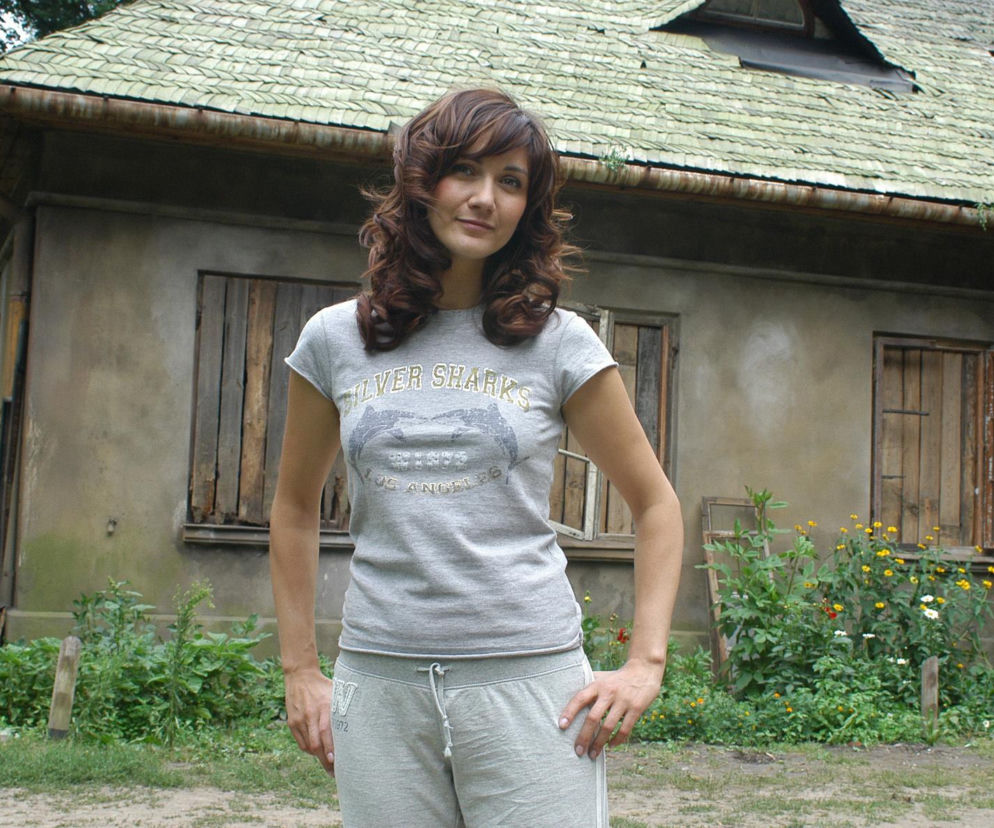 Aktorka Ilona Ostrowska jako Lucy przed zniszczonym dworkiem w Wilkowyjach. O kulisach serialu przeczytasz na Mediateka.