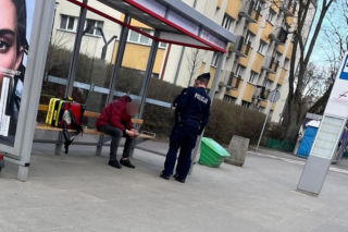 „Wyczynowiec” na Bielanach kierował z 3,4 promila alkoholu. Skosił wysepkę, cudem nie wjechał w przystanek