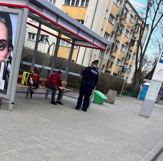 „Wyczynowiec” na Bielanach kierował z 3,4 promila alkoholu. Skosił wysepkę, cudem nie wjechał w przystanek
