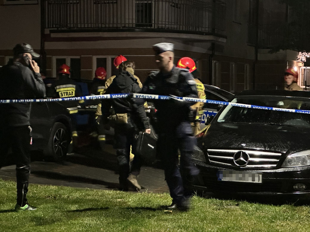 Ewakuacja mieszkańców. Blok otoczył kordon policji. „W jednym mieszkaniu słychać było strzały”
