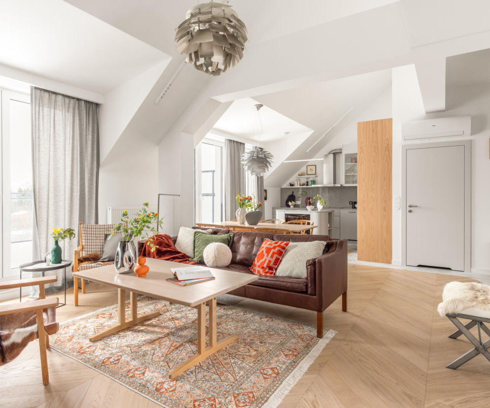 Mieszkanie z sufitami katedralnymi. Estetyka quiet luxury na warszawskich Zawadach 