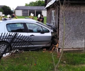 W Hołubli auto wjechało w dom