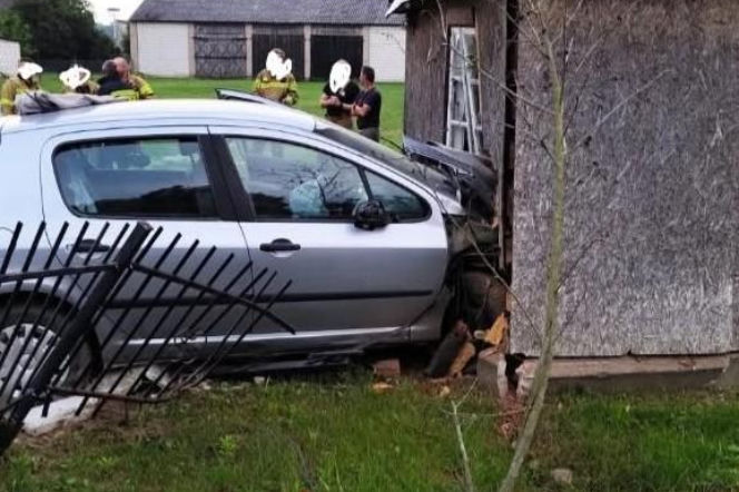 W Hołubli auto wjechało w dom