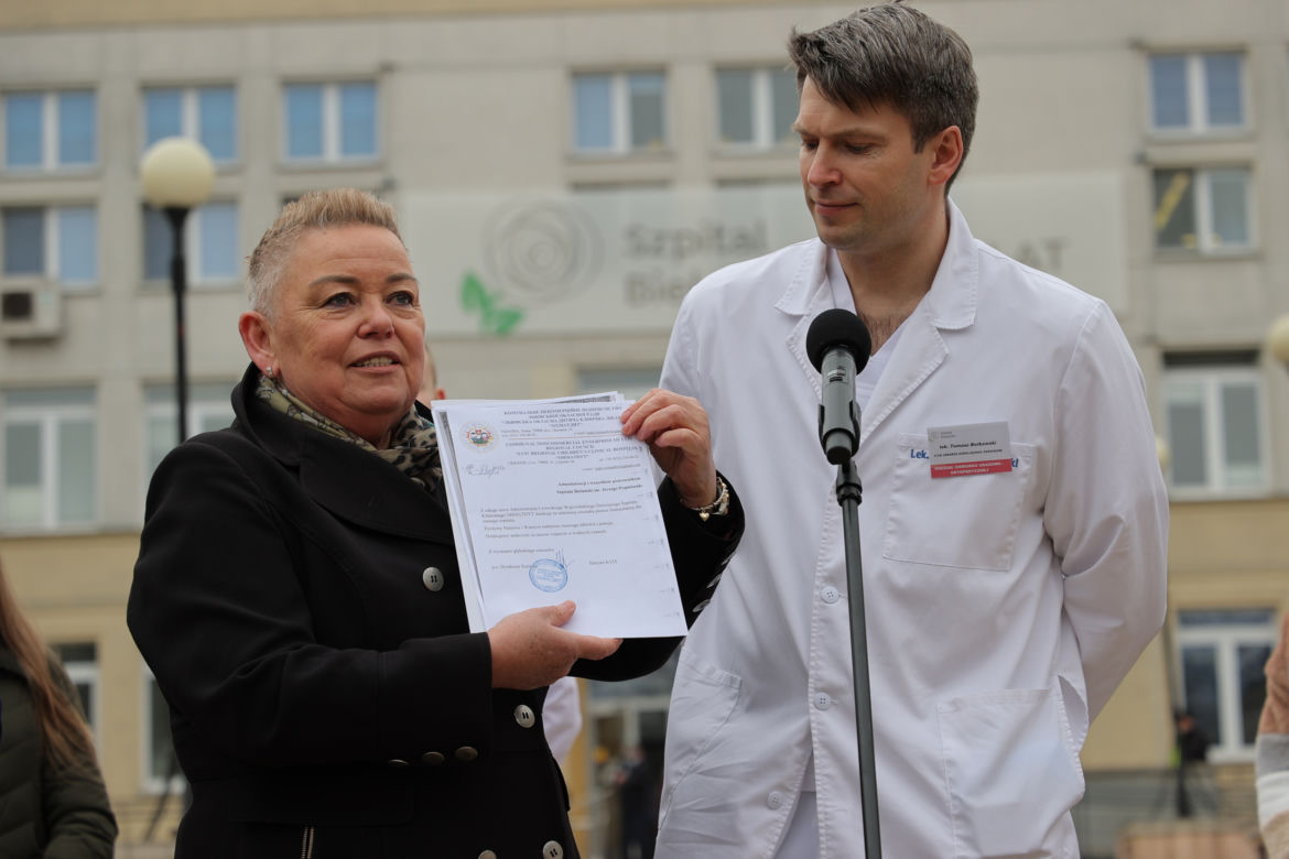 Warszawa zatrudnia medyków z Ukrainy. Konferencja Rafała Trzaskowskiego pod Szpitalem Bielańskim.