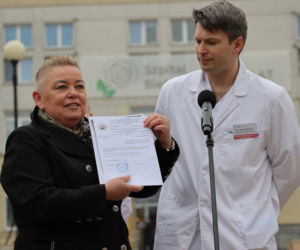 Warszawa zatrudnia medyków z Ukrainy. Konferencja Rafała Trzaskowskiego pod Szpitalem Bielańskim.