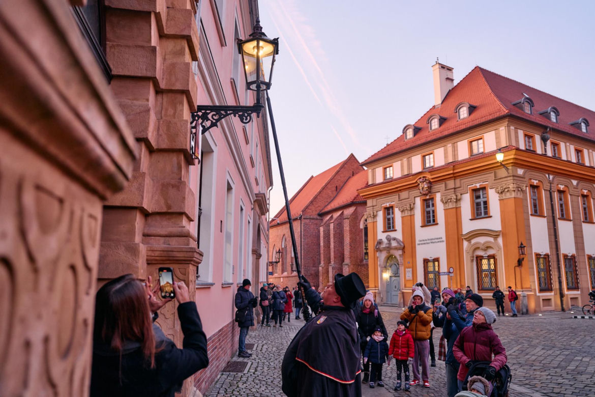 Wrocławski latarnik zapala 99 lamp gazowych