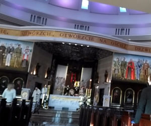 Niedzielna msza podczas kwarantanny w kościele zbudowanym przed Tadeusza Rydzyka