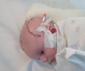 Lipsk. Ojciec rzucił 6-miesięcznym dzieckiem o podłogę. Matka: powinien zgnić w więzieniu