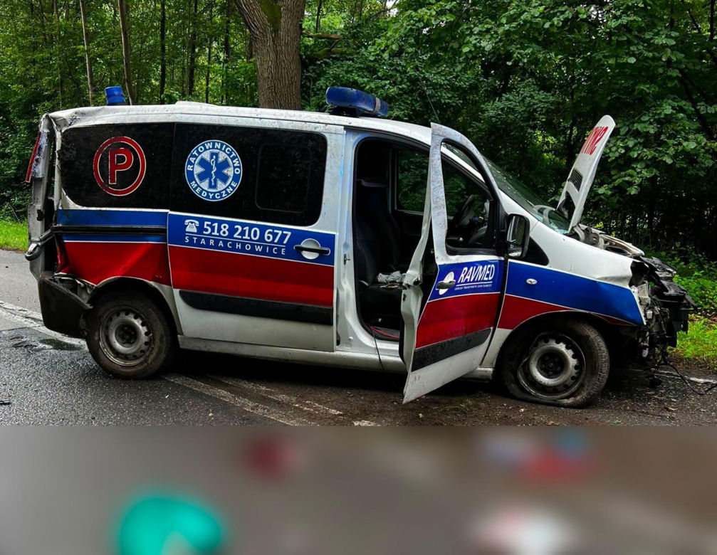 Groźny wypadek na leśnym odcinku drogi. Karetka rozbiła się między Stykowem a Kałkowem