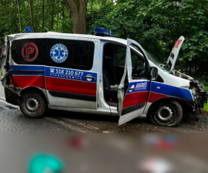 Groźny wypadek na leśnym odcinku drogi. Karetka rozbiła się między Stykowem a Kałkowem