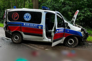 Groźny wypadek na leśnym odcinku drogi. Karetka rozbiła się między Stykowem a Kałkowem