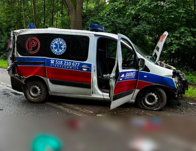 Groźny wypadek na leśnym odcinku drogi. Karetka rozbiła się między Stykowem a Kałkowem