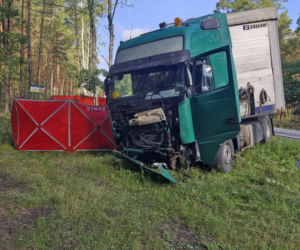 Tragiczny wypadek pod Wyszkowem. Honda zderzyła się z ciężarówką, kierowca nie żyje