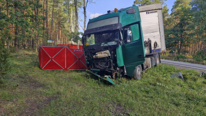 Zjechał ze swojego pasa prosto pod ciężarówkę, zginął na miejscu. Tragedia na DK 62 pod Wyszkowem