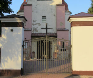 To jedno z najmniejszych miast w województwie łódzkim. Mieszka w nim mniej osób niż na wsiach