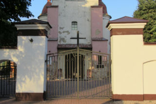 To jedno z najmniejszych miast w województwie łódzkim. Mieszka w nim mniej osób niż na wsiach