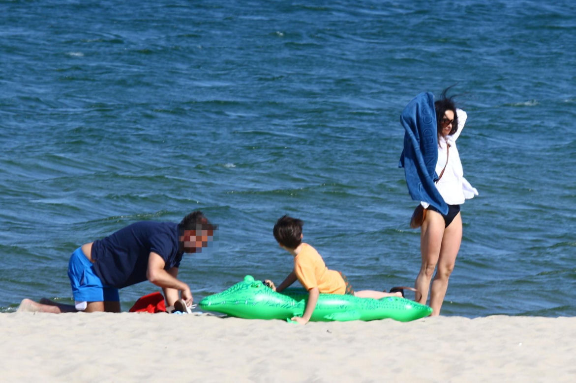 Marta Kaczyńska z mężem i synem na plaży